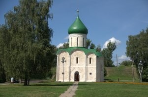 Это Спасо-Преображенский собор Переславля-Залесского.
Храм, заложенный Юрием Долгоруким в 1152 году и достроенный его сыном Андреем Боголюбским в 1157 году, считается одним из самых ранних белокаменных архитектурных памятников Северо-Восточной Руси. 
При реставрации на него стенах были обнаружены надписи 12-го-13 века.
