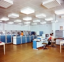 На заднем плане стоят Накопители на Магнитных Лентах. Перед ними дисководы. За давностью лет не смогу сказать на какой размер дисков.  Были 32, 64 и 100 мегабайт. Классная аппаратура. Для протирки считывающих головок шло большое количество чистого спирта.