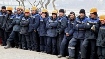 Опросили белых касок и сняли всё для рекламы, ну по факту всё красиво а в реале...ну и пацанов в оранжевых касках хотят заменить, это конечно радует.