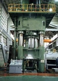 Для больших гаек обычно ключей не бывает. Закручивают ломами или талями.