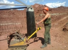 Вы на вахте бывали? Оранжевые каски носят рабочие, не зависимо от национальности. Электрики только некоторые в синих ходят. 
А белые каски носят ИТР - старший инженер, нач. участка, прорабы, мастера, бухгалтерия, кадры.
Мне на вахте довелось и разнорабом поработать, в оранжевой каске, и мастером - в белой.