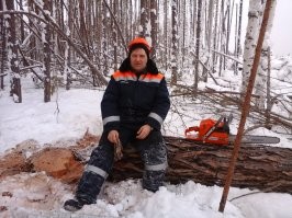 Вы на вахте бывали? Оранжевые каски носят рабочие, не зависимо от национальности. Электрики только некоторые в синих ходят. 
А белые каски носят ИТР - старший инженер, нач. участка, прорабы, мастера, бухгалтерия, кадры.
Мне на вахте довелось и разнорабом поработать, в оранжевой каске, и мастером - в белой.