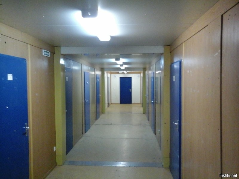 Прежде чем вахтовый посёлок станет вахтовым посёлком, его сначала собрать надо.