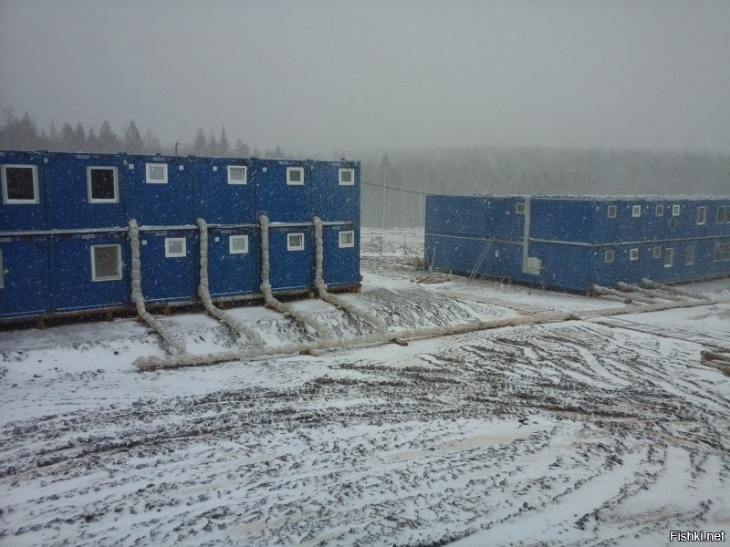 Прежде чем вахтовый посёлок станет вахтовым посёлком, его сначала собрать надо.