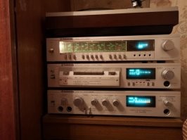 Там кассеты были уже настолько затертые. что дальше некуда.
Много кассет сжеванной пленкой были.
Был один из музыкальных систем "Радиотехника". Модель предоставлена на фото. 
Так та техника до сих пор фурычит еще. На даче стоит.
Был еще музыкальный центр на шесть большущих колонок. Сам центр чуть ли не со шкаф размером был. Так и касетник был, и на пластинки, и приёмник-радио и была елдовина, на которой можно было бобины крутить.
Кажется, "Сони" была модели. Отец из командировки как приехал, в "Берёзке" купили. Помню, там шкала громкости была на десять делений. При громкости в четыре деления от звука было такое впечатление, что рядом проезжал капитально груженный товарный состав. Такова вибрация от звуковых колонок шла.
Я потом эту "Соньку" клубу одной из деревень подарила для проведения мероприятий и дискачей.