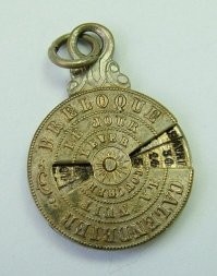 У меня есть кулон золотой. вечный календарь. От прабабушки перешел.
На фото подобная штуковинка.