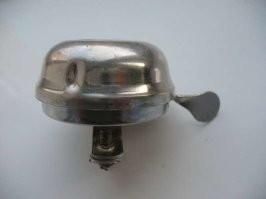 Грипса... Ручка на руле, что ли? Грипса... Так и раньше на детских такие были.
А звонок Вы вот этот современным называете?