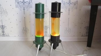 Да, тоже на такую поглядывал, но не купил. )
А "Вулкан" дома был очень давно, с 80-х точно. Ёмкостью оказалась простая бутылка из белого (в смысле – прозрачного) стекла. )
И – да: смотреть на неё действительно можно было часами. )
Вот такая была, только корпус бордовый. )