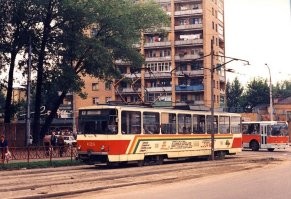 Курск, Московская площадь. Трамвай закрывает магазин автозапчастей "Стрела". Машину до 80 годов можно было купить только и исключительно через него.