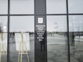 Приветствую соляне.
Сразу прошу прощения за длиннопост.
Как я вчера обещал ( косить -то надо, медведю обещал. ) "Бобру с Печеньками" фотки нового мемориала, ехал мимо вроде, но не удержался свернул и посетил.
Для начала немного истории :
Гатчинский мемориал жертвам геноцида: вечная память и дань уважения

27.01.2024г в Гатчине состоялось торжественное открытие мемориала жертвам геноцида, приуроченное к скорбной дате - 81-й годовщине создания нацистского лагеря смерти Дулаг-154. Эта памятная стела воздвигнута в память о тех, кто был безжалостно убит и замучен в годы Великой Отечественной войны.

На вершине стелы расположена берущая за душу фигура матери с детьми, символизирующая несгибаемый дух и непоколебимую стойкость человеческого духа перед лицом невообразимых ужасов и страданий. В основе мемориала - вечный огонь памяти, который будет гореть вечно, отдавая дань уважения всем тем, кто пал жертвой зверств нацистского режима.

Лагерь смерти Дулаг-154, созданный на территории Гатчинского района 13 сентября 1941 года, стал местом невыразимых страданий и мучений для мирного населения и военнопленных. По оценкам историков, в этом лагере погибло около 80 тысяч человек, из которых значительную часть составляли дети.

Систематическое истребление больных и инвалидов, а также детей стало одной из самых бесчеловечных страниц в истории войны. В психиатрической больнице имени Кащенко в Гатчине нацисты проводили смертельные инъекции 850 пациентам, а в деревне Макарьевская Пустынь были расстреляны 248 женщин-инвалидов.

Не менее трагична судьба детей, которые были заключены в детский лагерь в поселке Вырица. Из-за нечеловеческих условий содержания, болезней и принудительного сбора крови погибли не менее 200 несовершеннолетних.

Мемориал жертвам геноцида в Гатчине призван увековечить память об этих трагических событиях и напомнить всем нам о важности сохранения мира, единства и взаимопонимания между народами.

В церемонии открытия мемориала приняли участие ветераны Великой Отечественной войны, родственники жертв геноцида, представители органов власти и общественных организаций. Минута молчания и возложение цветов к мемориалу стали символом скорби и сострадания.

Открытие мемориала стало значимым событием для Гатчины и всей Ленинградской области. Он призван стать местом памяти и скорби, а также символом торжества человеческого духа над злом и несправедливостью.

#гатчина #истории
 Теперь мои личные впечатления:
Первая часть фоток, и видео - мои. Еще несколько , где крупным планом мать с детьми, не моё.Там с крана видимо снимали.
На камне вечного огня по кругу названия всех концлагерей. Многие спрашивали в сети, да и на месте слышал такие разговоры - почему, мол, надписи на немецком.
Поясню - там не только на немецком, на польском,латышском,русском и.т.д.
Как они назывались во время ВОВ так и решили оставить.
В Питере было солнышко, на пути в сторону Луги в Зайцево - туманище.
Но стеллу видно. Поворот к мемориалу обозначен указателем, не промахнешься.
Памятник высок и огромен.вызывает почтение и восхищение. А так же, легкую пришибленность. Чувствуешь себя маленьким, песчинкой , и виноватым. Виноватым - вы простите люди мне то, что я с вами рядом не был...
на "крыльях" монумента скульптуры людей, разных. У них днем в руках горят свечи, а ночью у них горят сердца. Черный будто сожженные фигуры. Страшно заглядывать им в лица, в сочетании со звуком - в-о-т такенные мурашки по спине.
Кстати все эти люди , по моему 82 скульптуры, не выдуманные. Каждый имеет имя фамилию, и свою судьбу.
Вот такие дела, блин, такие дела...
Фух, вроде всё, сижу весь мокрый, катарсис...
Специально для Fishki.net