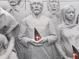 Приветствую соляне.
Сразу прошу прощения за длиннопост.
Как я вчера обещал ( косить -то надо, медведю обещал. ) "Бобру с Печеньками" фотки нового мемориала, ехал мимо вроде, но не удержался свернул и посетил.
Для начала немного истории :
Гатчинский мемориал жертвам геноцида: вечная память и дань уважения

27.01.2024г в Гатчине состоялось торжественное открытие мемориала жертвам геноцида, приуроченное к скорбной дате - 81-й годовщине создания нацистского лагеря смерти Дулаг-154. Эта памятная стела воздвигнута в память о тех, кто был безжалостно убит и замучен в годы Великой Отечественной войны.

На вершине стелы расположена берущая за душу фигура матери с детьми, символизирующая несгибаемый дух и непоколебимую стойкость человеческого духа перед лицом невообразимых ужасов и страданий. В основе мемориала - вечный огонь памяти, который будет гореть вечно, отдавая дань уважения всем тем, кто пал жертвой зверств нацистского режима.

Лагерь смерти Дулаг-154, созданный на территории Гатчинского района 13 сентября 1941 года, стал местом невыразимых страданий и мучений для мирного населения и военнопленных. По оценкам историков, в этом лагере погибло около 80 тысяч человек, из которых значительную часть составляли дети.

Систематическое истребление больных и инвалидов, а также детей стало одной из самых бесчеловечных страниц в истории войны. В психиатрической больнице имени Кащенко в Гатчине нацисты проводили смертельные инъекции 850 пациентам, а в деревне Макарьевская Пустынь были расстреляны 248 женщин-инвалидов.

Не менее трагична судьба детей, которые были заключены в детский лагерь в поселке Вырица. Из-за нечеловеческих условий содержания, болезней и принудительного сбора крови погибли не менее 200 несовершеннолетних.

Мемориал жертвам геноцида в Гатчине призван увековечить память об этих трагических событиях и напомнить всем нам о важности сохранения мира, единства и взаимопонимания между народами.

В церемонии открытия мемориала приняли участие ветераны Великой Отечественной войны, родственники жертв геноцида, представители органов власти и общественных организаций. Минута молчания и возложение цветов к мемориалу стали символом скорби и сострадания.

Открытие мемориала стало значимым событием для Гатчины и всей Ленинградской области. Он призван стать местом памяти и скорби, а также символом торжества человеческого духа над злом и несправедливостью.

#гатчина #истории
 Теперь мои личные впечатления:
Первая часть фоток, и видео - мои. Еще несколько , где крупным планом мать с детьми, не моё.Там с крана видимо снимали.
На камне вечного огня по кругу названия всех концлагерей. Многие спрашивали в сети, да и на месте слышал такие разговоры - почему, мол, надписи на немецком.
Поясню - там не только на немецком, на польском,латышском,русском и.т.д.
Как они назывались во время ВОВ так и решили оставить.
В Питере было солнышко, на пути в сторону Луги в Зайцево - туманище.
Но стеллу видно. Поворот к мемориалу обозначен указателем, не промахнешься.
Памятник высок и огромен.вызывает почтение и восхищение. А так же, легкую пришибленность. Чувствуешь себя маленьким, песчинкой , и виноватым. Виноватым - вы простите люди мне то, что я с вами рядом не был...
на "крыльях" монумента скульптуры людей, разных. У них днем в руках горят свечи, а ночью у них горят сердца. Черный будто сожженные фигуры. Страшно заглядывать им в лица, в сочетании со звуком - в-о-т такенные мурашки по спине.
Кстати все эти люди , по моему 82 скульптуры, не выдуманные. Каждый имеет имя фамилию, и свою судьбу.
Вот такие дела, блин, такие дела...
Фух, вроде всё, сижу весь мокрый, катарсис...
Специально для Fishki.net