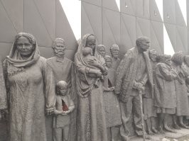 Приветствую соляне.
Сразу прошу прощения за длиннопост.
Как я вчера обещал ( косить -то надо, медведю обещал. ) "Бобру с Печеньками" фотки нового мемориала, ехал мимо вроде, но не удержался свернул и посетил.
Для начала немного истории :
Гатчинский мемориал жертвам геноцида: вечная память и дань уважения

27.01.2024г в Гатчине состоялось торжественное открытие мемориала жертвам геноцида, приуроченное к скорбной дате - 81-й годовщине создания нацистского лагеря смерти Дулаг-154. Эта памятная стела воздвигнута в память о тех, кто был безжалостно убит и замучен в годы Великой Отечественной войны.

На вершине стелы расположена берущая за душу фигура матери с детьми, символизирующая несгибаемый дух и непоколебимую стойкость человеческого духа перед лицом невообразимых ужасов и страданий. В основе мемориала - вечный огонь памяти, который будет гореть вечно, отдавая дань уважения всем тем, кто пал жертвой зверств нацистского режима.

Лагерь смерти Дулаг-154, созданный на территории Гатчинского района 13 сентября 1941 года, стал местом невыразимых страданий и мучений для мирного населения и военнопленных. По оценкам историков, в этом лагере погибло около 80 тысяч человек, из которых значительную часть составляли дети.

Систематическое истребление больных и инвалидов, а также детей стало одной из самых бесчеловечных страниц в истории войны. В психиатрической больнице имени Кащенко в Гатчине нацисты проводили смертельные инъекции 850 пациентам, а в деревне Макарьевская Пустынь были расстреляны 248 женщин-инвалидов.

Не менее трагична судьба детей, которые были заключены в детский лагерь в поселке Вырица. Из-за нечеловеческих условий содержания, болезней и принудительного сбора крови погибли не менее 200 несовершеннолетних.

Мемориал жертвам геноцида в Гатчине призван увековечить память об этих трагических событиях и напомнить всем нам о важности сохранения мира, единства и взаимопонимания между народами.

В церемонии открытия мемориала приняли участие ветераны Великой Отечественной войны, родственники жертв геноцида, представители органов власти и общественных организаций. Минута молчания и возложение цветов к мемориалу стали символом скорби и сострадания.

Открытие мемориала стало значимым событием для Гатчины и всей Ленинградской области. Он призван стать местом памяти и скорби, а также символом торжества человеческого духа над злом и несправедливостью.

#гатчина #истории
 Теперь мои личные впечатления:
Первая часть фоток, и видео - мои. Еще несколько , где крупным планом мать с детьми, не моё.Там с крана видимо снимали.
На камне вечного огня по кругу названия всех концлагерей. Многие спрашивали в сети, да и на месте слышал такие разговоры - почему, мол, надписи на немецком.
Поясню - там не только на немецком, на польском,латышском,русском и.т.д.
Как они назывались во время ВОВ так и решили оставить.
В Питере было солнышко, на пути в сторону Луги в Зайцево - туманище.
Но стеллу видно. Поворот к мемориалу обозначен указателем, не промахнешься.
Памятник высок и огромен.вызывает почтение и восхищение. А так же, легкую пришибленность. Чувствуешь себя маленьким, песчинкой , и виноватым. Виноватым - вы простите люди мне то, что я с вами рядом не был...
на "крыльях" монумента скульптуры людей, разных. У них днем в руках горят свечи, а ночью у них горят сердца. Черный будто сожженные фигуры. Страшно заглядывать им в лица, в сочетании со звуком - в-о-т такенные мурашки по спине.
Кстати все эти люди , по моему 82 скульптуры, не выдуманные. Каждый имеет имя фамилию, и свою судьбу.
Вот такие дела, блин, такие дела...
Фух, вроде всё, сижу весь мокрый, катарсис...
Специально для Fishki.net