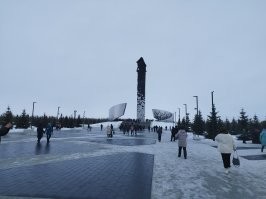 Приветствую соляне.
Сразу прошу прощения за длиннопост.
Как я вчера обещал ( косить -то надо, медведю обещал. ) "Бобру с Печеньками" фотки нового мемориала, ехал мимо вроде, но не удержался свернул и посетил.
Для начала немного истории :
Гатчинский мемориал жертвам геноцида: вечная память и дань уважения

27.01.2024г в Гатчине состоялось торжественное открытие мемориала жертвам геноцида, приуроченное к скорбной дате - 81-й годовщине создания нацистского лагеря смерти Дулаг-154. Эта памятная стела воздвигнута в память о тех, кто был безжалостно убит и замучен в годы Великой Отечественной войны.

На вершине стелы расположена берущая за душу фигура матери с детьми, символизирующая несгибаемый дух и непоколебимую стойкость человеческого духа перед лицом невообразимых ужасов и страданий. В основе мемориала - вечный огонь памяти, который будет гореть вечно, отдавая дань уважения всем тем, кто пал жертвой зверств нацистского режима.

Лагерь смерти Дулаг-154, созданный на территории Гатчинского района 13 сентября 1941 года, стал местом невыразимых страданий и мучений для мирного населения и военнопленных. По оценкам историков, в этом лагере погибло около 80 тысяч человек, из которых значительную часть составляли дети.

Систематическое истребление больных и инвалидов, а также детей стало одной из самых бесчеловечных страниц в истории войны. В психиатрической больнице имени Кащенко в Гатчине нацисты проводили смертельные инъекции 850 пациентам, а в деревне Макарьевская Пустынь были расстреляны 248 женщин-инвалидов.

Не менее трагична судьба детей, которые были заключены в детский лагерь в поселке Вырица. Из-за нечеловеческих условий содержания, болезней и принудительного сбора крови погибли не менее 200 несовершеннолетних.

Мемориал жертвам геноцида в Гатчине призван увековечить память об этих трагических событиях и напомнить всем нам о важности сохранения мира, единства и взаимопонимания между народами.

В церемонии открытия мемориала приняли участие ветераны Великой Отечественной войны, родственники жертв геноцида, представители органов власти и общественных организаций. Минута молчания и возложение цветов к мемориалу стали символом скорби и сострадания.

Открытие мемориала стало значимым событием для Гатчины и всей Ленинградской области. Он призван стать местом памяти и скорби, а также символом торжества человеческого духа над злом и несправедливостью.

#гатчина #истории
 Теперь мои личные впечатления:
Первая часть фоток, и видео - мои. Еще несколько , где крупным планом мать с детьми, не моё.Там с крана видимо снимали.
На камне вечного огня по кругу названия всех концлагерей. Многие спрашивали в сети, да и на месте слышал такие разговоры - почему, мол, надписи на немецком.
Поясню - там не только на немецком, на польском,латышском,русском и.т.д.
Как они назывались во время ВОВ так и решили оставить.
В Питере было солнышко, на пути в сторону Луги в Зайцево - туманище.
Но стеллу видно. Поворот к мемориалу обозначен указателем, не промахнешься.
Памятник высок и огромен.вызывает почтение и восхищение. А так же, легкую пришибленность. Чувствуешь себя маленьким, песчинкой , и виноватым. Виноватым - вы простите люди мне то, что я с вами рядом не был...
на "крыльях" монумента скульптуры людей, разных. У них днем в руках горят свечи, а ночью у них горят сердца. Черный будто сожженные фигуры. Страшно заглядывать им в лица, в сочетании со звуком - в-о-т такенные мурашки по спине.
Кстати все эти люди , по моему 82 скульптуры, не выдуманные. Каждый имеет имя фамилию, и свою судьбу.
Вот такие дела, блин, такие дела...
Фух, вроде всё, сижу весь мокрый, катарсис...
Специально для Fishki.net