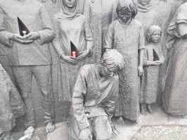 Приветствую соляне.
Сразу прошу прощения за длиннопост.
Как я вчера обещал ( косить -то надо, медведю обещал. ) "Бобру с Печеньками" фотки нового мемориала, ехал мимо вроде, но не удержался свернул и посетил.
Для начала немного истории :
Гатчинский мемориал жертвам геноцида: вечная память и дань уважения

27.01.2024г в Гатчине состоялось торжественное открытие мемориала жертвам геноцида, приуроченное к скорбной дате - 81-й годовщине создания нацистского лагеря смерти Дулаг-154. Эта памятная стела воздвигнута в память о тех, кто был безжалостно убит и замучен в годы Великой Отечественной войны.

На вершине стелы расположена берущая за душу фигура матери с детьми, символизирующая несгибаемый дух и непоколебимую стойкость человеческого духа перед лицом невообразимых ужасов и страданий. В основе мемориала - вечный огонь памяти, который будет гореть вечно, отдавая дань уважения всем тем, кто пал жертвой зверств нацистского режима.

Лагерь смерти Дулаг-154, созданный на территории Гатчинского района 13 сентября 1941 года, стал местом невыразимых страданий и мучений для мирного населения и военнопленных. По оценкам историков, в этом лагере погибло около 80 тысяч человек, из которых значительную часть составляли дети.

Систематическое истребление больных и инвалидов, а также детей стало одной из самых бесчеловечных страниц в истории войны. В психиатрической больнице имени Кащенко в Гатчине нацисты проводили смертельные инъекции 850 пациентам, а в деревне Макарьевская Пустынь были расстреляны 248 женщин-инвалидов.

Не менее трагична судьба детей, которые были заключены в детский лагерь в поселке Вырица. Из-за нечеловеческих условий содержания, болезней и принудительного сбора крови погибли не менее 200 несовершеннолетних.

Мемориал жертвам геноцида в Гатчине призван увековечить память об этих трагических событиях и напомнить всем нам о важности сохранения мира, единства и взаимопонимания между народами.

В церемонии открытия мемориала приняли участие ветераны Великой Отечественной войны, родственники жертв геноцида, представители органов власти и общественных организаций. Минута молчания и возложение цветов к мемориалу стали символом скорби и сострадания.

Открытие мемориала стало значимым событием для Гатчины и всей Ленинградской области. Он призван стать местом памяти и скорби, а также символом торжества человеческого духа над злом и несправедливостью.

#гатчина #истории
 Теперь мои личные впечатления:
Первая часть фоток, и видео - мои. Еще несколько , где крупным планом мать с детьми, не моё.Там с крана видимо снимали.
На камне вечного огня по кругу названия всех концлагерей. Многие спрашивали в сети, да и на месте слышал такие разговоры - почему, мол, надписи на немецком.
Поясню - там не только на немецком, на польском,латышском,русском и.т.д.
Как они назывались во время ВОВ так и решили оставить.
В Питере было солнышко, на пути в сторону Луги в Зайцево - туманище.
Но стеллу видно. Поворот к мемориалу обозначен указателем, не промахнешься.
Памятник высок и огромен.вызывает почтение и восхищение. А так же, легкую пришибленность. Чувствуешь себя маленьким, песчинкой , и виноватым. Виноватым - вы простите люди мне то, что я с вами рядом не был...
на "крыльях" монумента скульптуры людей, разных. У них днем в руках горят свечи, а ночью у них горят сердца. Черный будто сожженные фигуры. Страшно заглядывать им в лица, в сочетании со звуком - в-о-т такенные мурашки по спине.
Кстати все эти люди , по моему 82 скульптуры, не выдуманные. Каждый имеет имя фамилию, и свою судьбу.
Вот такие дела, блин, такие дела...
Фух, вроде всё, сижу весь мокрый, катарсис...
Специально для Fishki.net