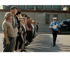 Хм... Вот есть злостный неплательщик. 
Судом присуждаем ему принудительные работы, пока он не выплатит долг. 
Вроде не сложно.