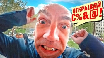 Первая мысль, что может нарики, но потому увидел парня в футболке.
Умный домофон?