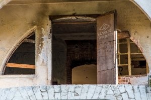 Тем временем полно брошенных деревень.
Не настолько известных, как этот домик из ближнего Подмосковья.
Фильм, наверняка, многие видели.
А просто деревянных домов.