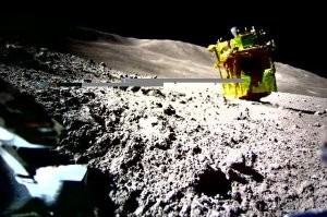 аппарат сел, относительно мягко, по крайней мере он остался в виде одного куска, а не в виде кратера, и с ним есть связь, то есть он работает. Просто слегка завалился на бок