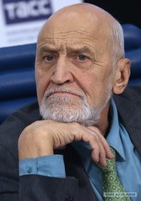 - Самец автомобиля отделил табунок самок и защищает их от посягательств других самцов.