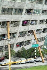 в Японии и на Тайване (это здание находится в Тайване) дома строятся чуток по другому, для них землятресения дело обычное. Это конкретное здание сошло с основы в результате землятресения велечиной в 6.4 балла и было во время "поймано".