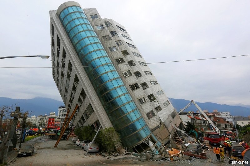 в Японии и на Тайване (это здание находится в Тайване) дома строятся чуток по другому, для них землятресения дело обычное. Это конкретное здание сошло с основы в результате землятресения велечиной в 6.4 балла и было во время "поймано".