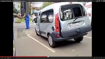 А вот и нет) всего навсего я сидела на заднем сидении минивэна фургона) И получили мы в переднее левое колесо, от чего машину раскрутило на месте и откинуло в сторону. от так я и по инерции улетела в багажник и оттуда - на противоположную сторону дороги. Вот так это выглядело)