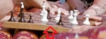 У шахматистов доска странная.  На картинке поле, например, А4 или H5, в зависимости от позиции белых и черных, все равно, должно быть белым, а оно черное. Так может быть только если доска повернута на 90 градусов.  При этом, кстати, неизбежно, у обоих противников ферзь с королем должны неправильно стоять.  Но вот "складка" доски располагается правильно.  Странно... Или прям так деревянная доска изогнулась, что ближний ряд доски вообще не виден. Но вроде как все 8 рядов можно насчитать.