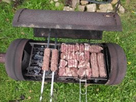 "Из мясного в рационе - только заусенцы": в соцсетях затроллили семью вегетарианцев