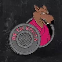 Курица не позволяет альпаке украсть её корм