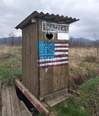 Во многих американских домах нет ни холодной, ни горячей воды. А туалет на улице (типа сортир).