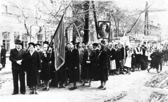 Как-то всегда немного перекос в сторону 60-80-х, а в периоде 20-50-е всегда некий пробел. Это естественно, потому что фотографий 60-80-х в домашних архивах гораздо больше. Попытаюсь немного восполнять эту недостачу. 
1949 год. Первомайская демонстрация. Фото публикуется впервые.