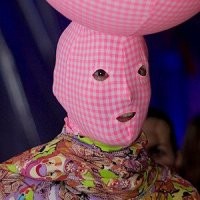 Если модельеры считают это модой, то почему САМИ не ходят в этом? СлабО чтоли или стыдно признавать, что с психикой не всё в порядке?
К примеру, наш российский креативный дизайнер Андрей Бартенев ходит в своих костюмах на публику. К примеру вот так он на Comedy Club заявился (даже Павел Воля в тот момент испытал шок):