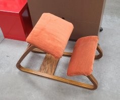 Для какой нах молитвы? В какой религии?  Обычный "дизайнерский" стул для "не таких как все",  якобы помогающий от всего, и как обычно - предотвращающий кучу всяких заболеваний нижних конечностей.
* Со слов маркетологов.
Вроде в Икеях и прочих магазинах уже лет 50  продаётся.
Жутко неудобная хрень: нету спинки чтоб откинуться и дать отдохнуть пояснице и позвоночному отделу, колени через 20 минут от давления болеть начинают, поза в нём фактически фиксированная, повернуться особо нельзя. А как долго посидите в таком, ноги у вас как затекут, что выбираться из этого чуда стула- вы будете исключительно на карачках, упираясь руками в пол.
Я бы  хотел поймать дизайнера кто  это придумал, и дать ему годик заключения, чтоб он часов 8 каждый день в своём изобретении проводил.. потом бы смотрел на него, как он заново учится ходить и гуглит "протезирование коленных суставов недорого"