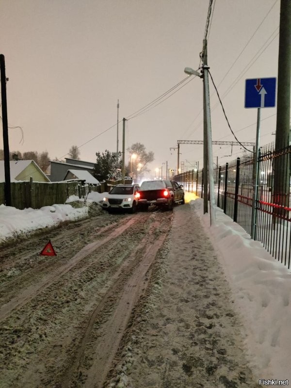 я вот пытался тоже через тротуар объехать барана, но жопу снесло и я ему помял дверь. Меня сделали виноватым, гайцы сказали надо было въе....ть в лоб, тогда был бы виноват он.