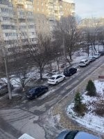 Про то что уступать выезжающему - есть логика. Ты его не выпустил он вернулся на последнее свободное место. Если двор тупиковый то куда ему сдавать. Да и выпускаем мы в обычной жизни из лифта, подъезда, вагона, маршрутки. 
Пример моего двора, если не Выпустить выезжающего, то что делать ему?