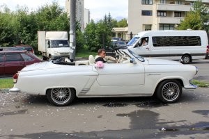 Сделали, постарались, молодцы. Можно посетовать, что не восстановили в оригинале, но не всем машинам такое суждено. А в таком виде машина и выглядеть будет отлично, и  интерес вызывать, и ездить нормально. На оригинальной "Чайке" тоже можно ездить, но всё-таки три передачи, посредственная управляемость - это уже машина не на каждый день. А на этой можно! 

Как пример нашёл в своём архиве свадебную "Волгу" 21-ю. 2011 год. Это же красиво!