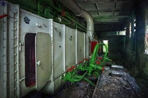 Судя по окрашенным элементам на фотках и по состоянию некоторых помещений, то не такое уж и заброшенное место