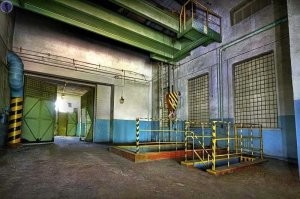 Судя по окрашенным элементам на фотках и по состоянию некоторых помещений, то не такое уж и заброшенное место