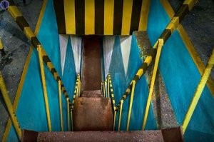 Судя по окрашенным элементам на фотках и по состоянию некоторых помещений, то не такое уж и заброшенное место