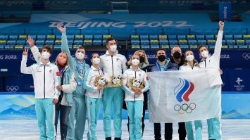 Я на этом фото не вижу Сборной России.
Вижу народ в масках с белым флагом... на одежде нет символики России.  Об таких вот безродных будут постоянно ноги вытирать и глумиться...