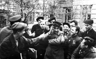 Саратов. Студенты медицинского института в минуты досуга. 1947 год.
Фото публикуется впервые.