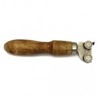 Это открывашка для банок с закатными крышками