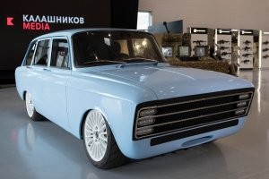 ну, четверка, это уже прорыв. 
а то совсем недавно автомобильную общественность постсоветского пространства всколыхнул российский концерн «Калашников», который неожиданно для всех презентовал экспериментальный прототип электромобиля под названием CV-1.
Кому интересно, могут почитать об очередном прорывном транспортном средстве от рассейских онано-технологов 
(