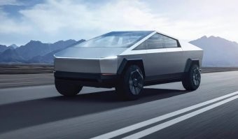 Мне, почему-то, дизайн напомнил Tesla Cybertruck. Только большой))).