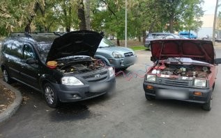 На предыдущей работе, был служебный Ларгус. 
Начальник на него сигнализацию с ГПС и прочими наворотрми поставил. 
Думаю, и "прослушка" там была. :) 

Так вот, она иногда глючила и "спать не ложилась". 
За выходные могла высосать новый, исправный аккумулятор. 
Даже приходилось прикуривать. 

Начальник "решил проблему" - выдал "джампер" (бустер, старто-пусковое с аккумулятором).