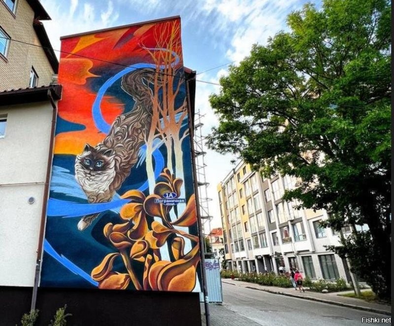 У нас лучше. От главной улицы до скромных трансформаторных будок. Есть даже кот-спасатель на пожарной части.