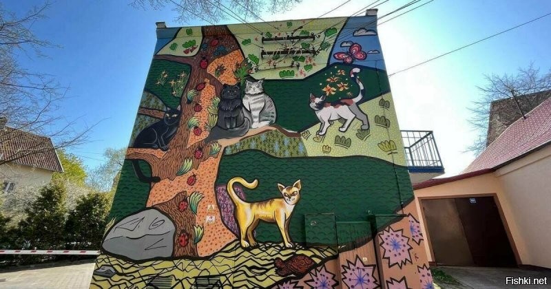 У нас лучше. От главной улицы до скромных трансформаторных будок. Есть даже кот-спасатель на пожарной части.