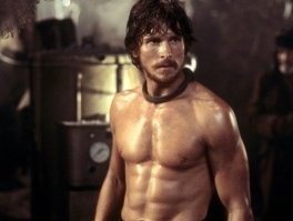 После психопата у него ещё в 2002 году были "Власть огня" и "Эквилибриум" где у него тоже была отличная физическая форма. А потом уже "Машинист"