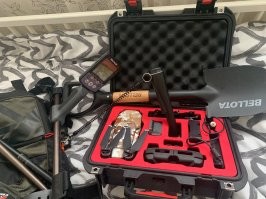 Ивокс900 дядька знает толк в копаниях , ему бы еще другой прибор дать типа нокта инвенто , с этим можно еще по глубже дать и мелкие предметы и звения он лучше видит . Мы вот в воскресение с пацанами гуляли , 5 км по полям , нашел несколько монет и какую то медаль либеральной партии 1967 года . У меня 800тая модель и по сути они ни чем не отличаются , я так разницы и не понял между 600-800-900 .