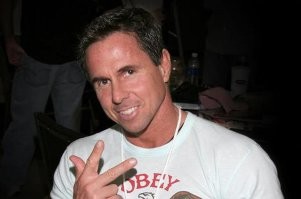 У меня с Кристианом Бейлом другая ассоциация складывается. Уж очень он похож на одного актера , фильмы с которым я в подростковом возрасте смотрел